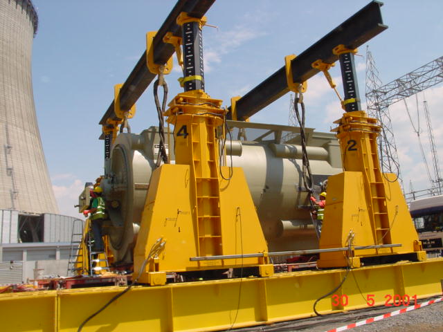 如何用液壓龍門吊來(lái)進(jìn)行重型機(jī)械搬運(yùn)的定位安裝？